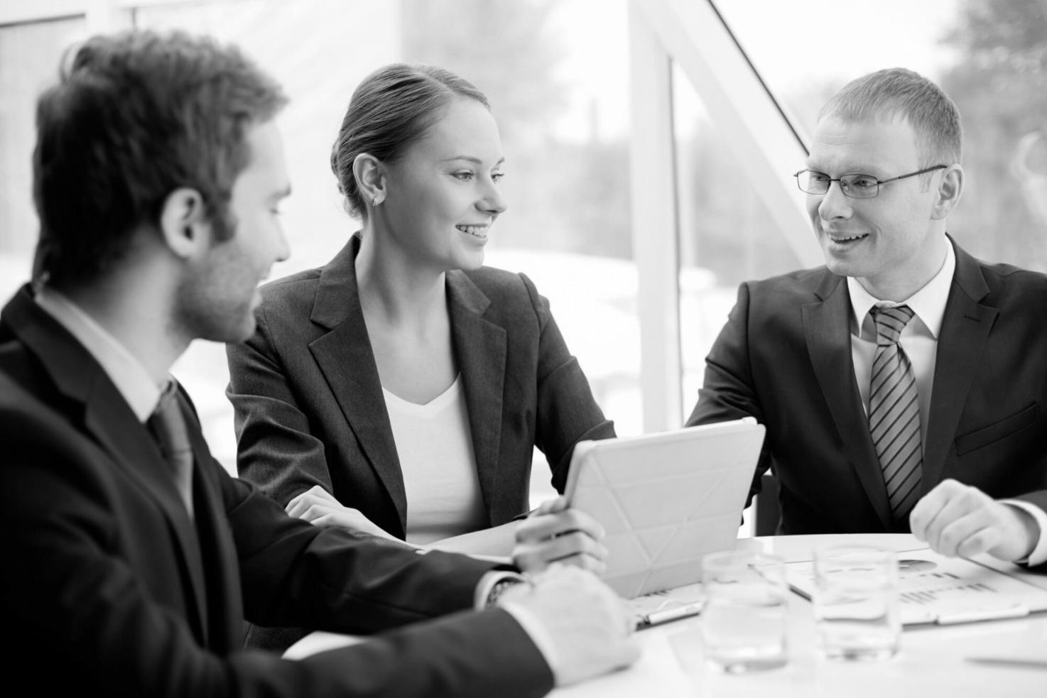 Sesión de coaching grupal en entorno inspirador